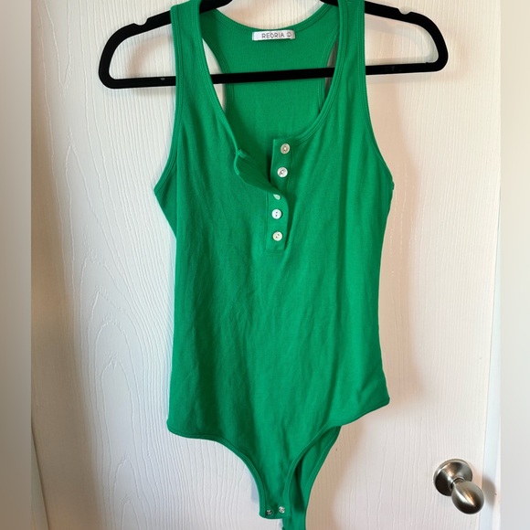 REORIA Women's Scoop Neck Racerback Tank Top Ribbed Button Down Henley Bodysuit - Picture 4 of 4